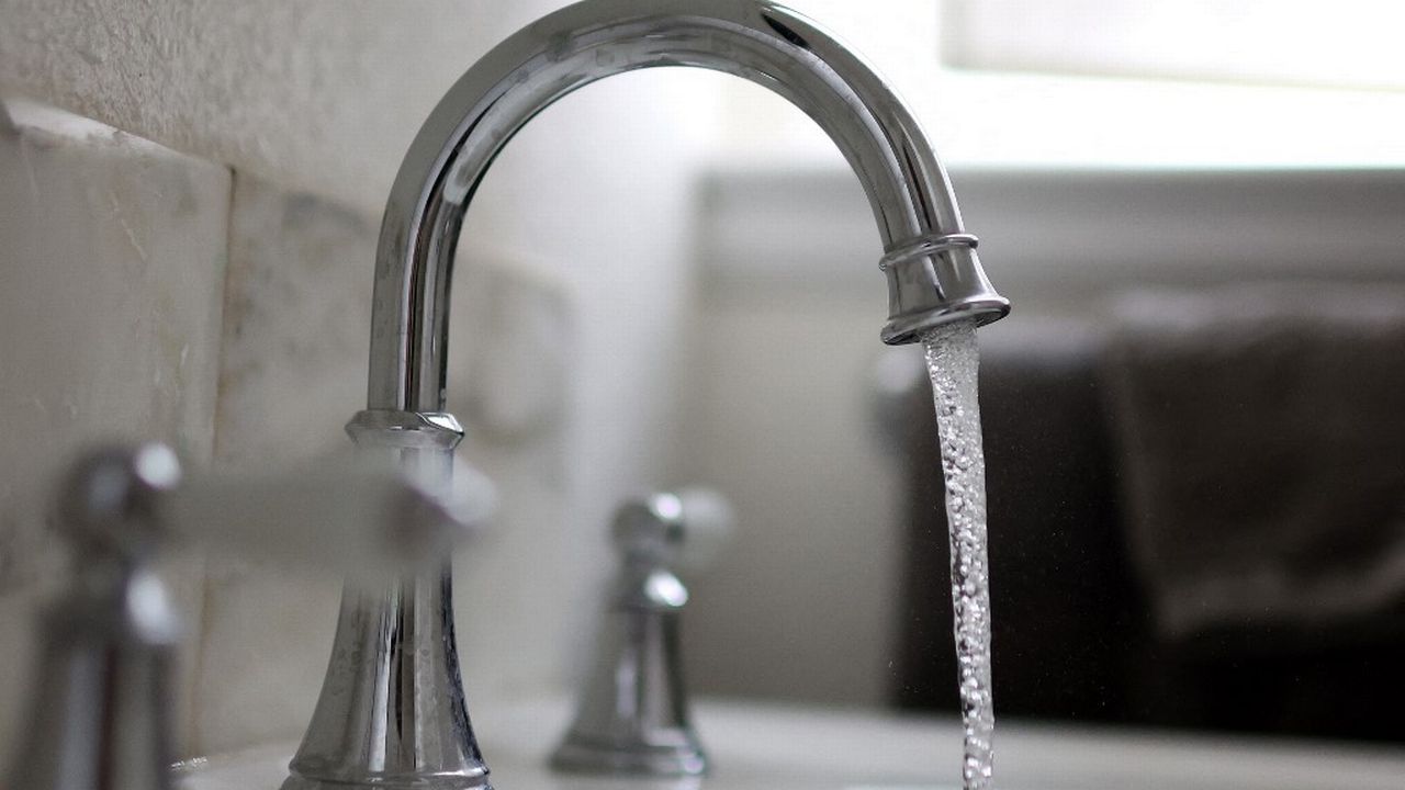 Des PFAS retrouvés dans presque la moitié des échantillons d’eau du robinet en Suisse