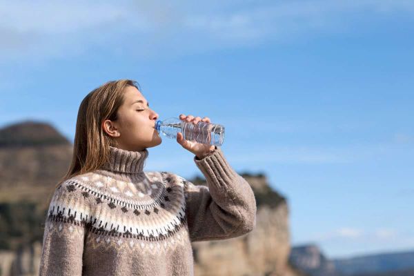 Ein Liter Wasser in Plastikflaschen enthält rund 250.000 Partikel Nanoplastik